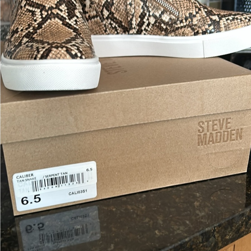 Steve Madden - Picture 3 of 5